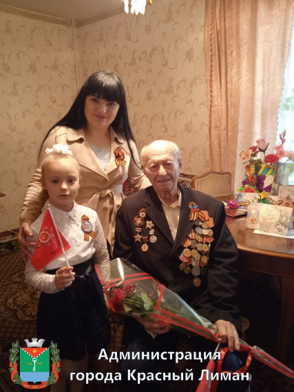 Ко Дню Победы организовано посещение ветеранов и поздравление их с праздником.