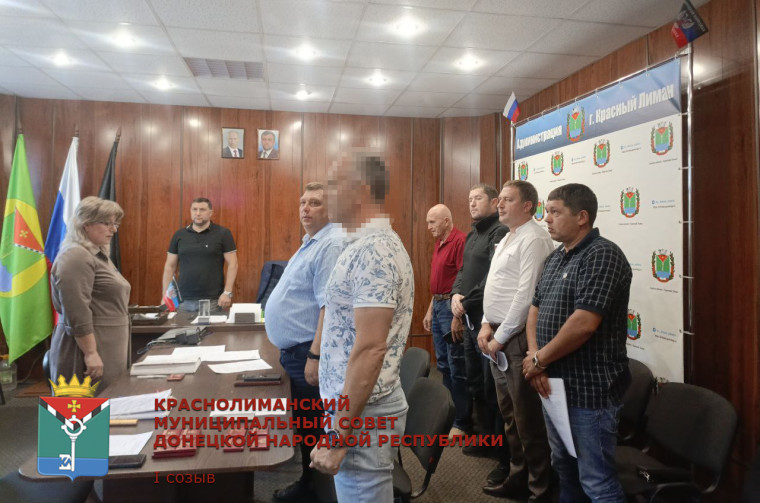 На очередном заседании Краснолиманского муниципального совета вручили удостоверения депутатам.