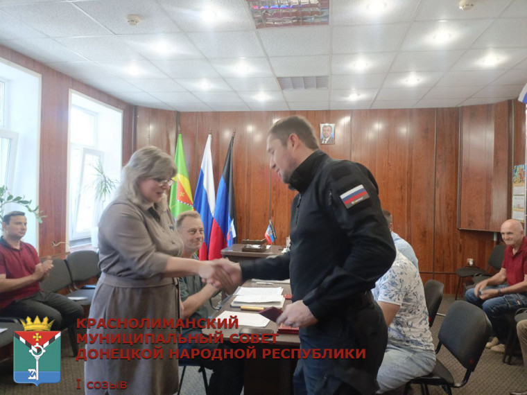 На очередном заседании Краснолиманского муниципального совета вручили удостоверения депутатам.